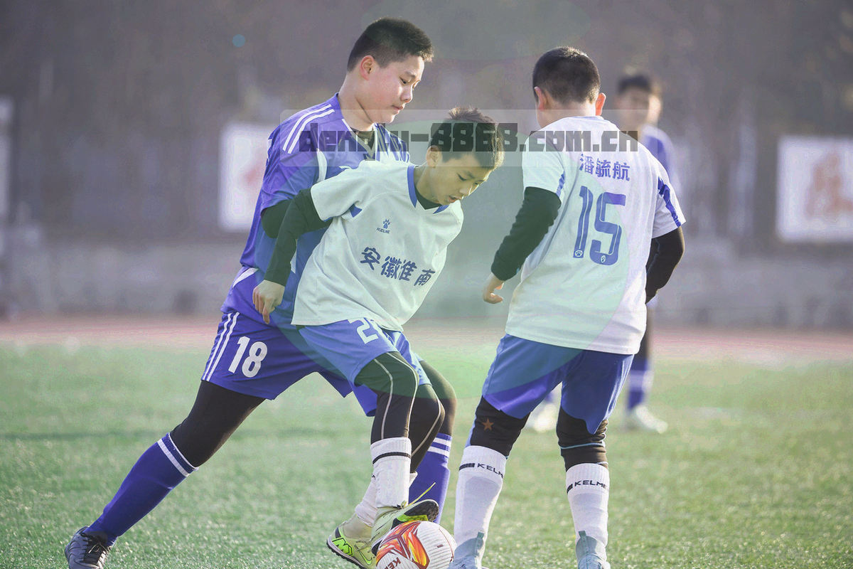 抽象光轨与数据网格背景，体现赛场数据流的速度感
